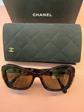 Authentic CHANEL Tortoiseshell Cat-Eye Polarized Sunglasses with gold CC & Pearl
